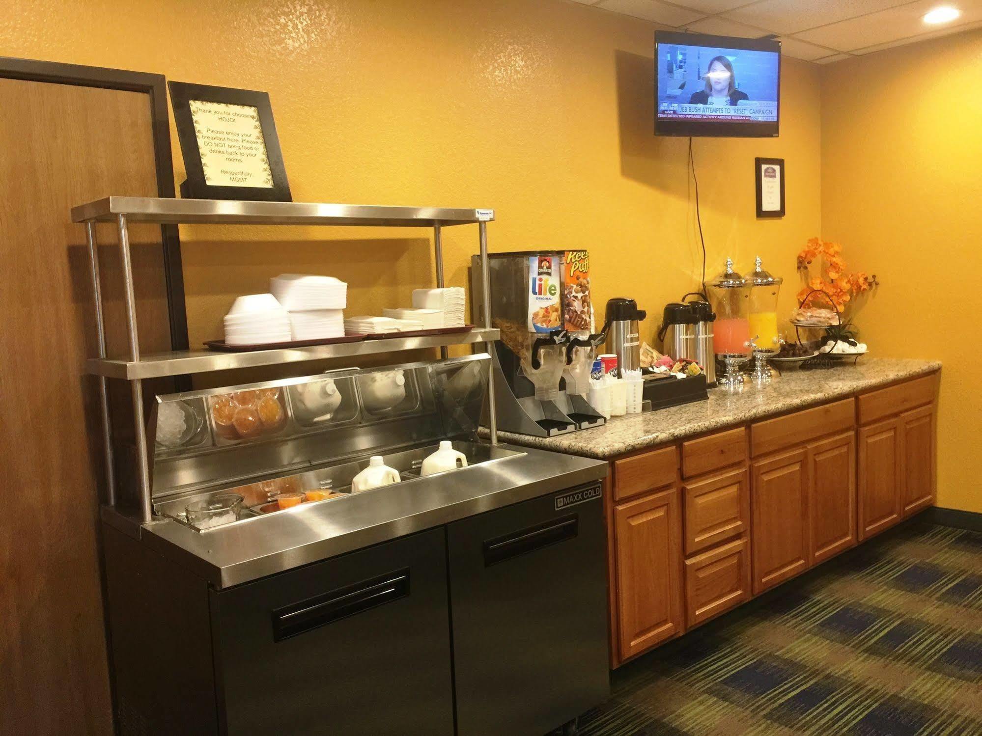 Howard Johnson By Wyndham Denver West ウィートリッジ エクステリア 写真
