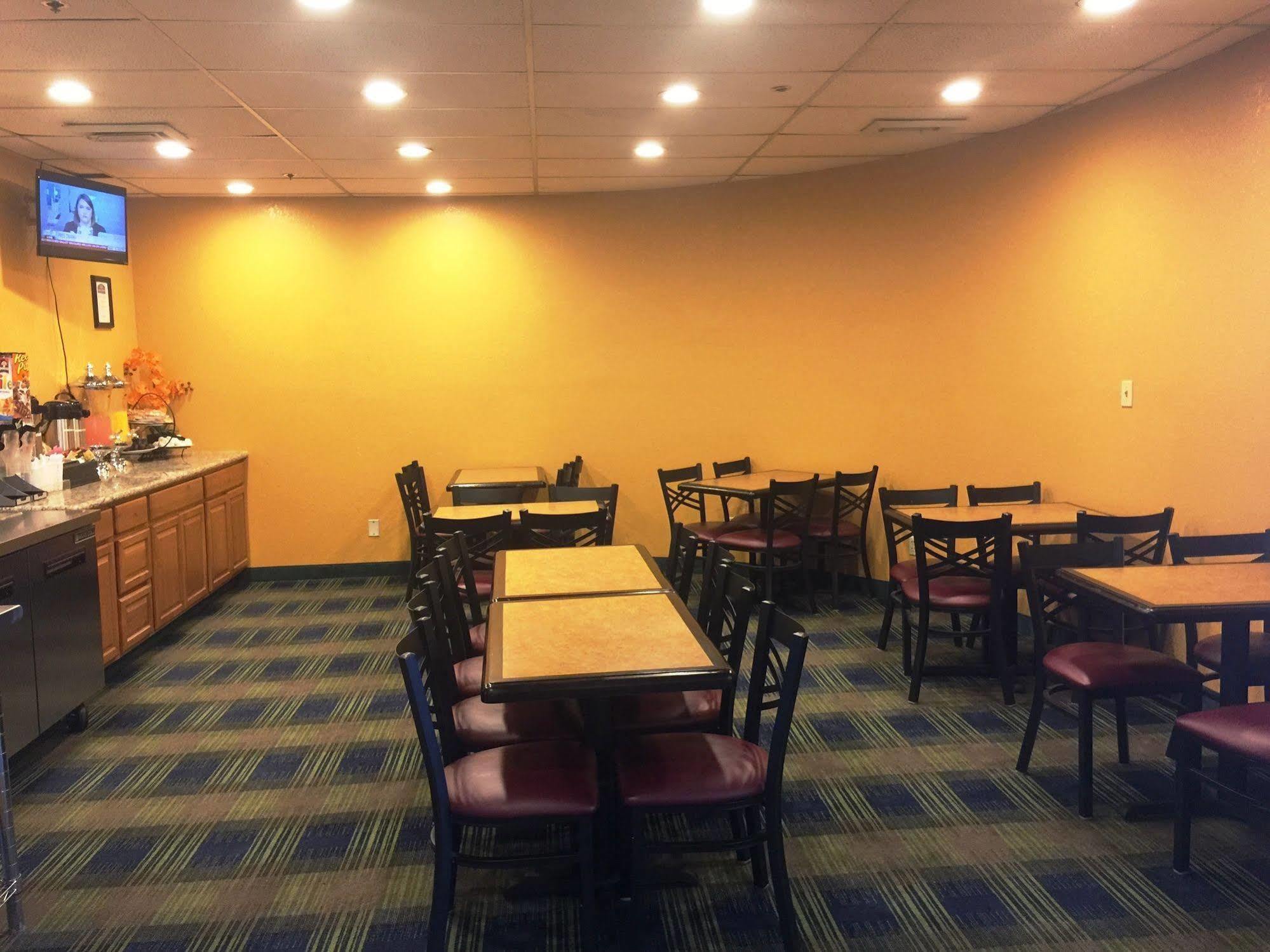 Howard Johnson By Wyndham Denver West ウィートリッジ エクステリア 写真