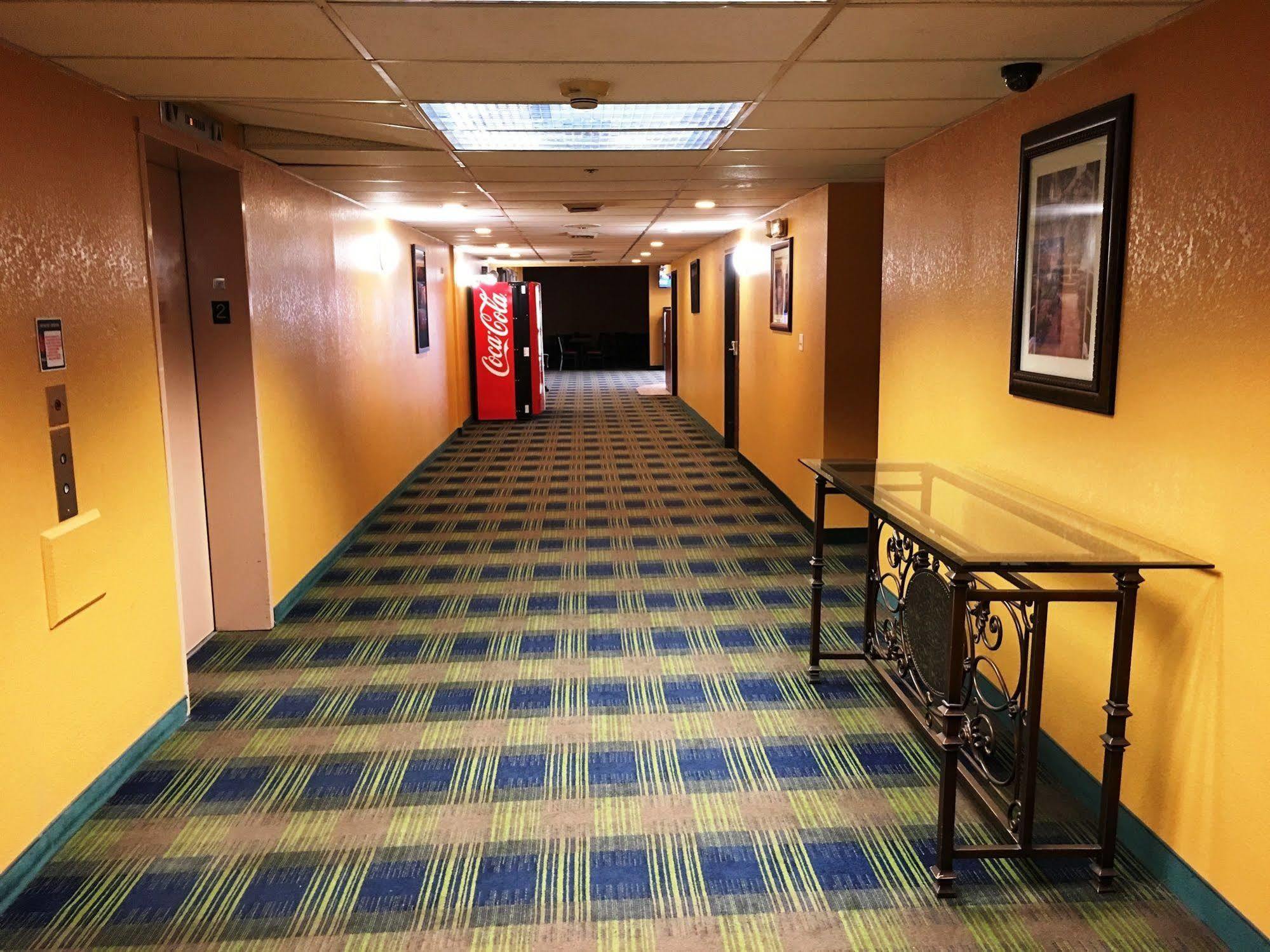 Howard Johnson By Wyndham Denver West ウィートリッジ エクステリア 写真