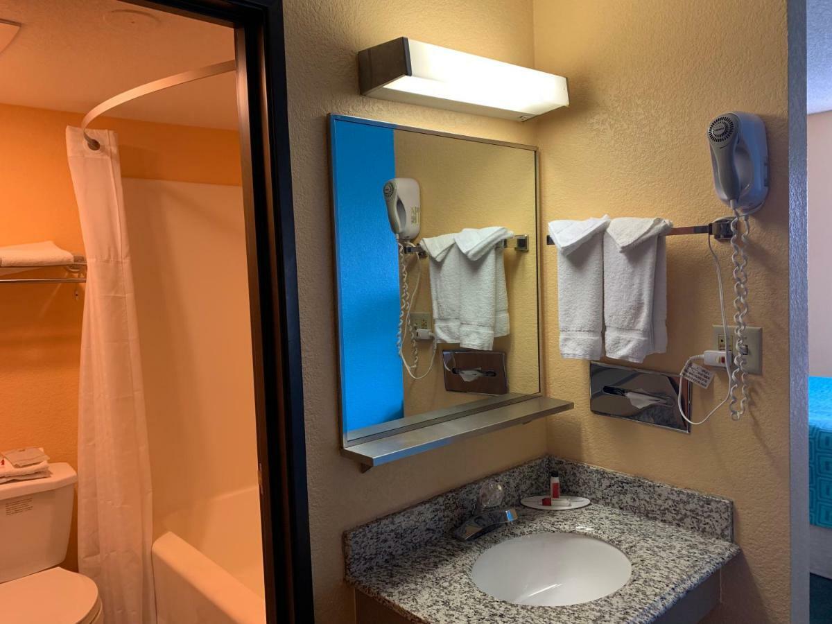 Howard Johnson By Wyndham Denver West ウィートリッジ エクステリア 写真