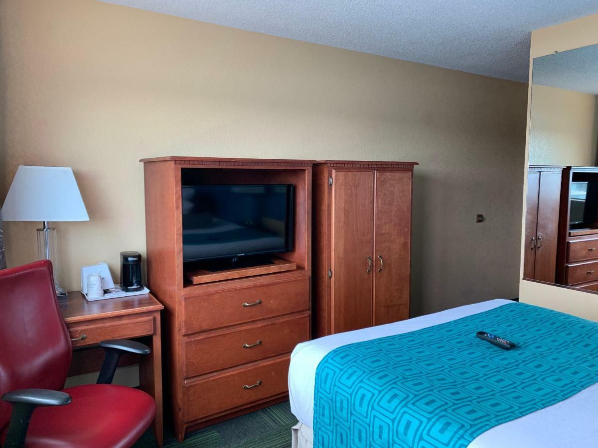 Howard Johnson By Wyndham Denver West ウィートリッジ エクステリア 写真