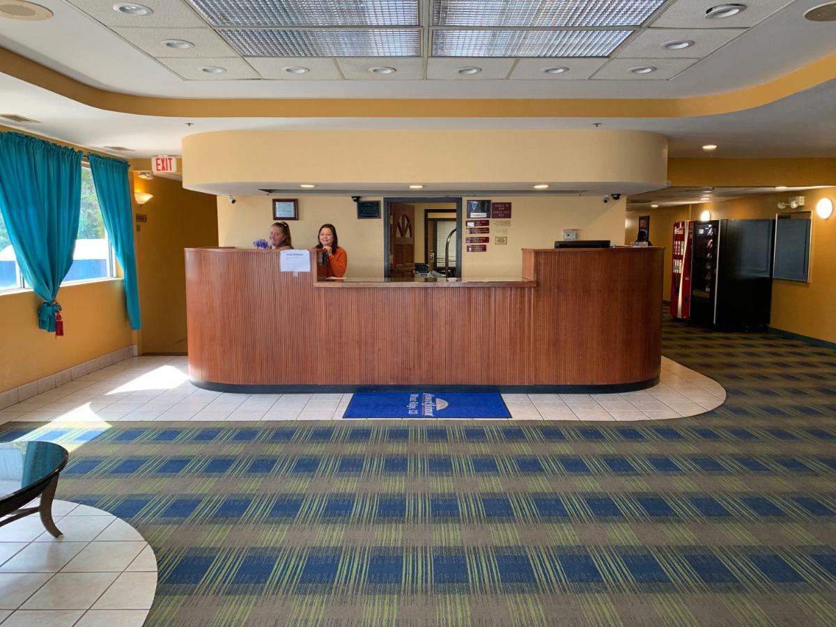 Howard Johnson By Wyndham Denver West ウィートリッジ エクステリア 写真